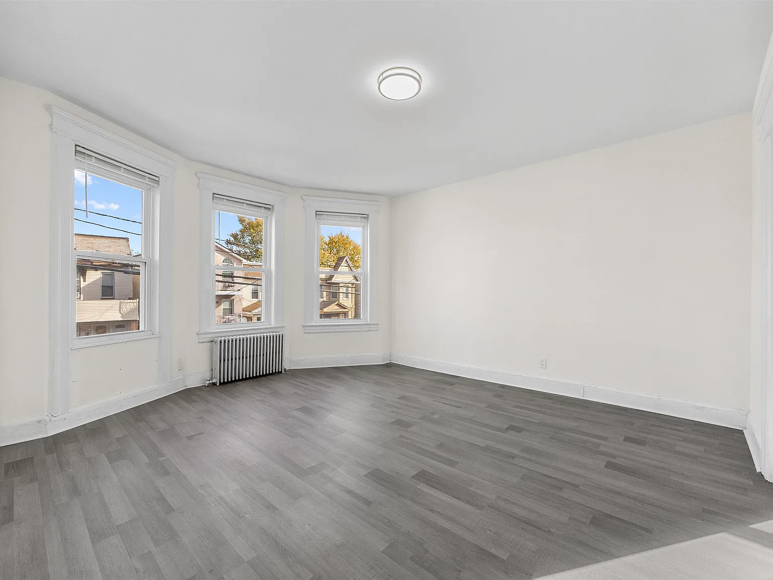 3 bed, 1.0 bath, 1200 sqft, $2,500 — Photo 1