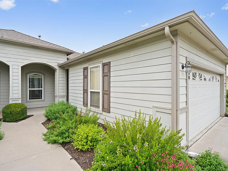 330 Portsmouth Dr — Photo 10