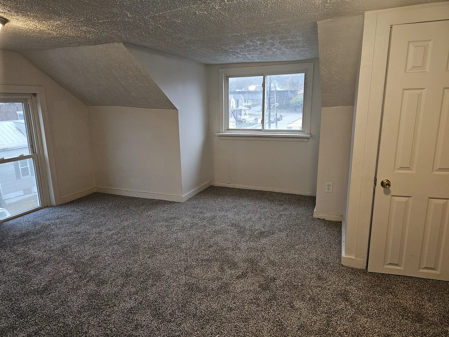 3 bed, $1,300 — Photo 2