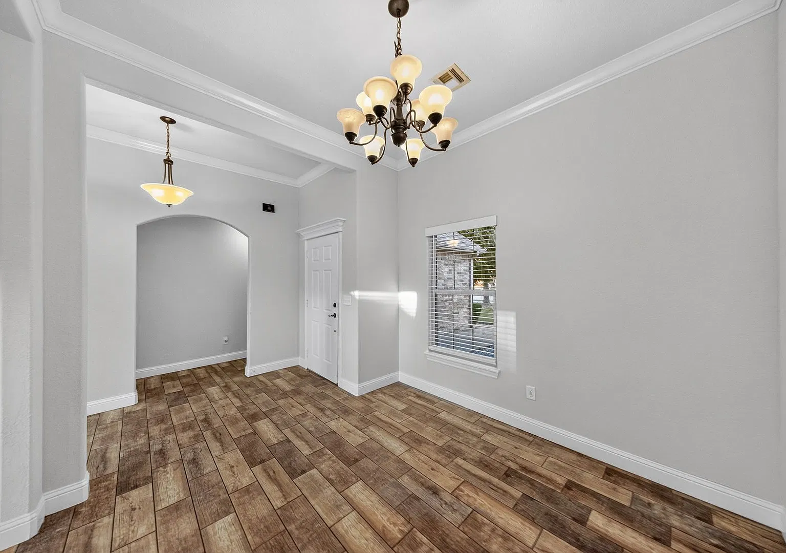 3 Bedroom, 3 Car Garage with large fenced back yard — Photo 3
