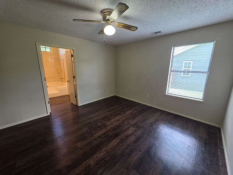 2703 W Beech St — Photo 6