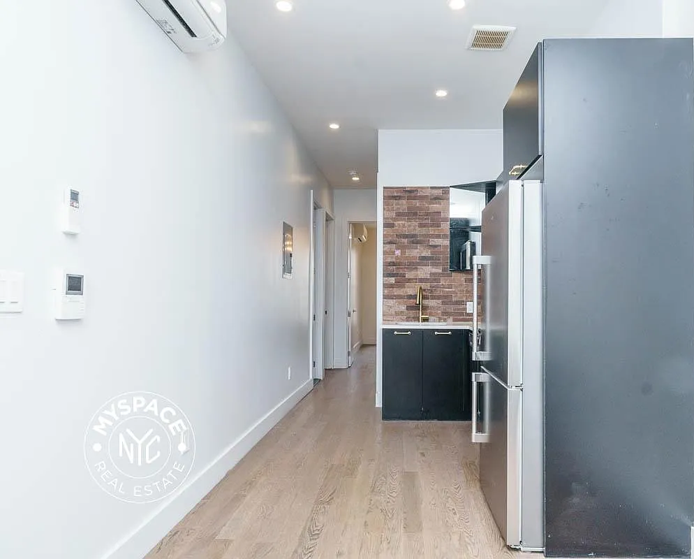 99 Varet Street — Photo 2