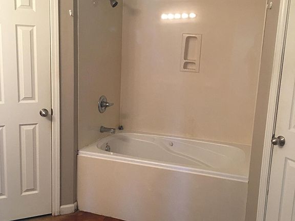 3rd image of 4404 Glenda Ln