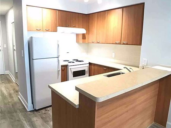 4th image of 36 Lee Centre Dr #1101
