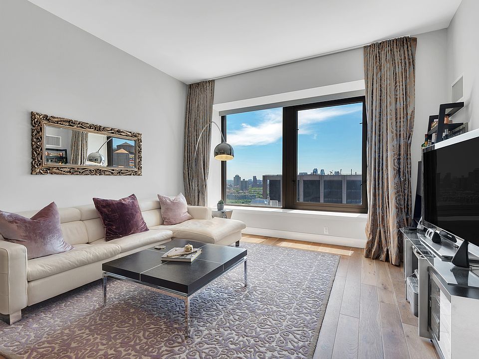 1st image of 75 Wall St APT 31B