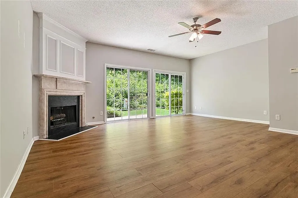 3 bed, 2.5 bath, 1386 sqft, $2,000 — Photo 2