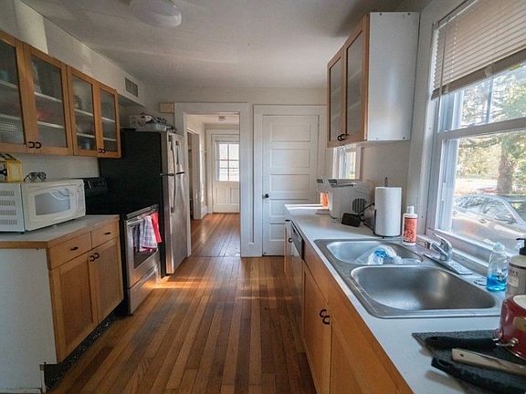 5th image of 72 N Maple St