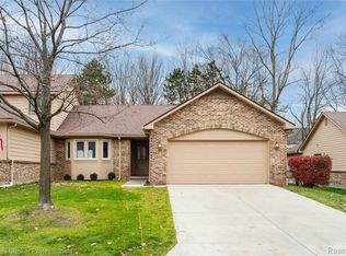 30810 Misty Pines Dr #13, Farmington, MI 48336