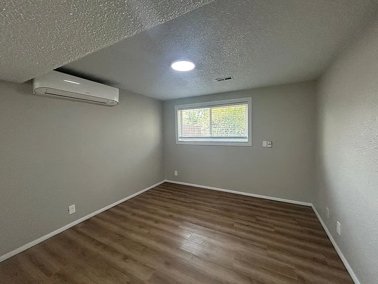 967 W Duplex — Photo 2