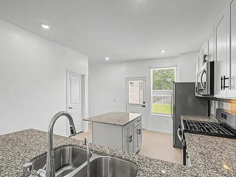 511 Louis Ln — Photo 11