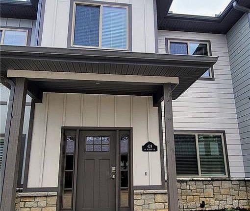 2nd image of 424 NW Retreat Ln