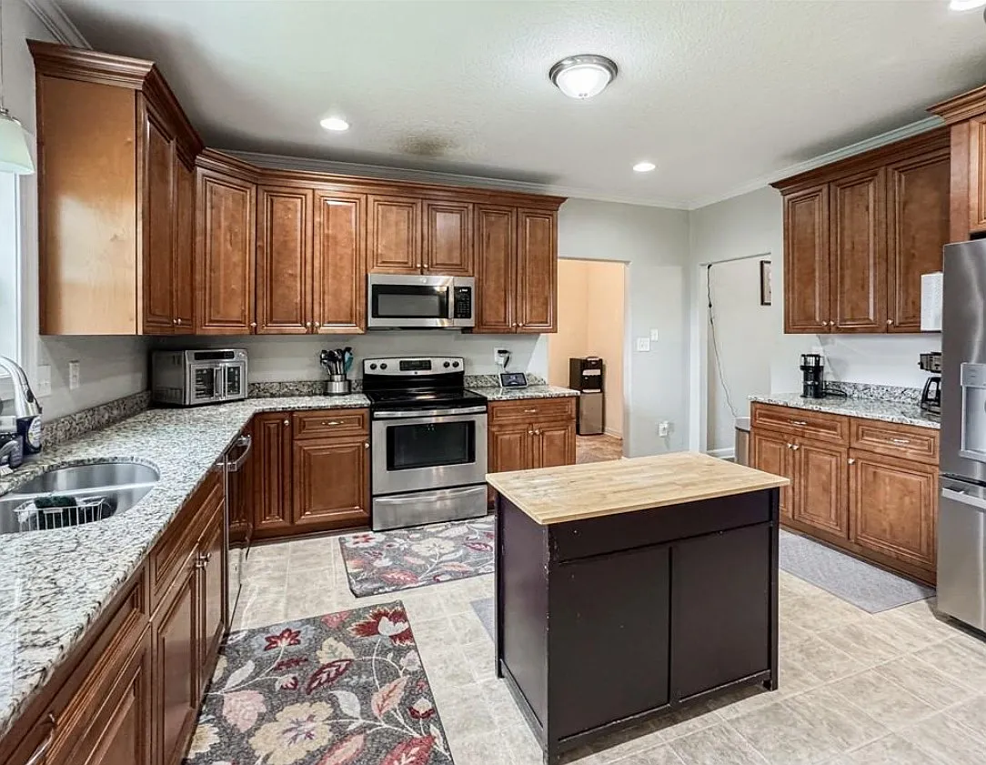 5 bed, 2363 sqft, $4,037 — Photo 4