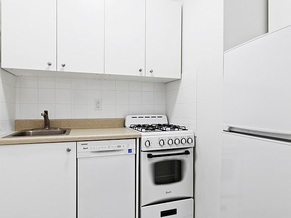 5th image of 229 E 29th St APT 5L