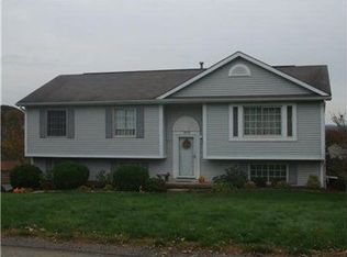 1056 New London Dr, Greensburg, PA 15601