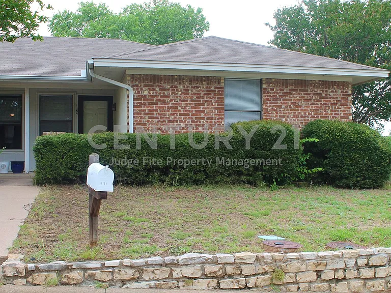 1104 Curtis Dr — Photo 1