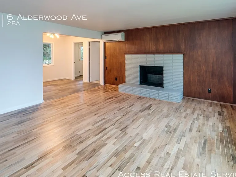 2916 Alderwood Ave — Photo 2