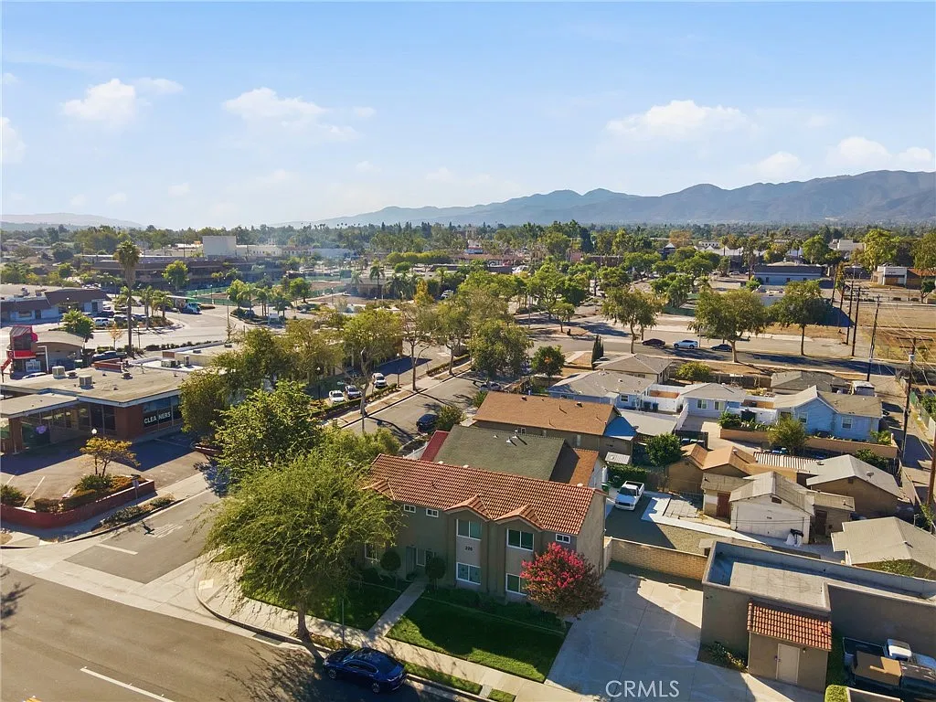 2 bed, 1.5 bath, 832 sqft, $2,350 — Photo 4
