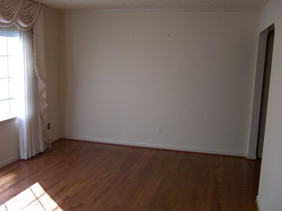 3rd image of 105 Druid Ln
