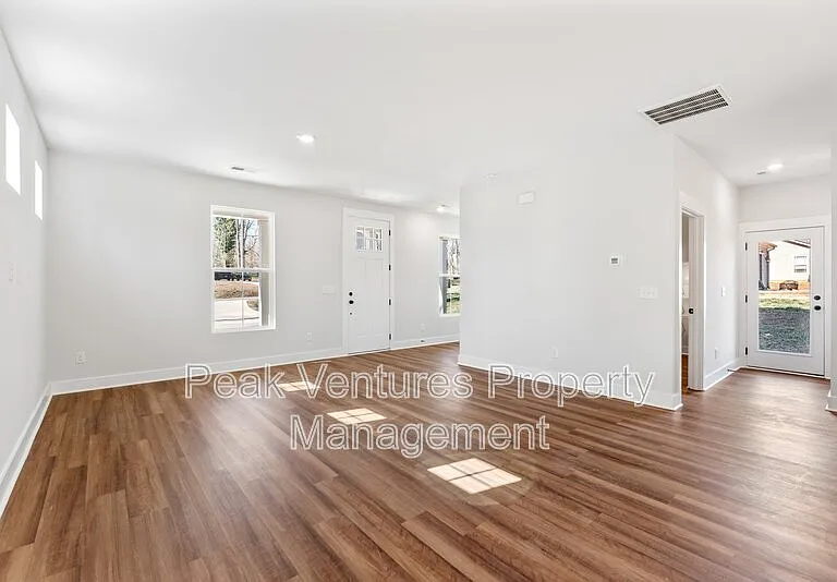 104 Norbert Ln — Photo 4