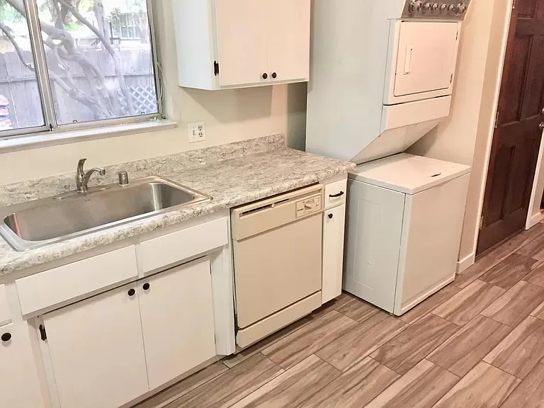 in-unit washer/dryer, dishwasher