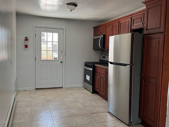 5th image of 221 Woodland Ave