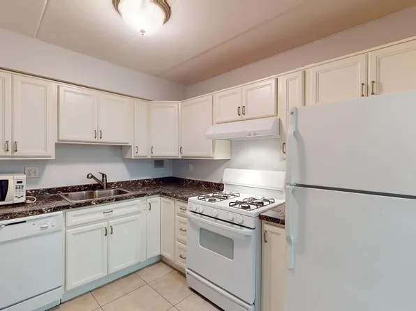 5705 Indian Ct APT 1D, Alexandria, VA 22303