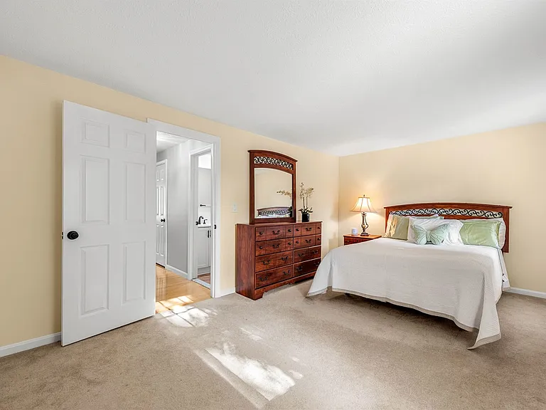 27 Glastonbury Dr — Photo 16