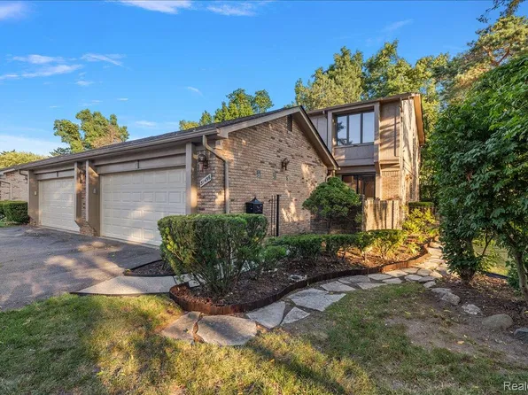 31456 Hunters Circle Dr, Farmington, MI 48334