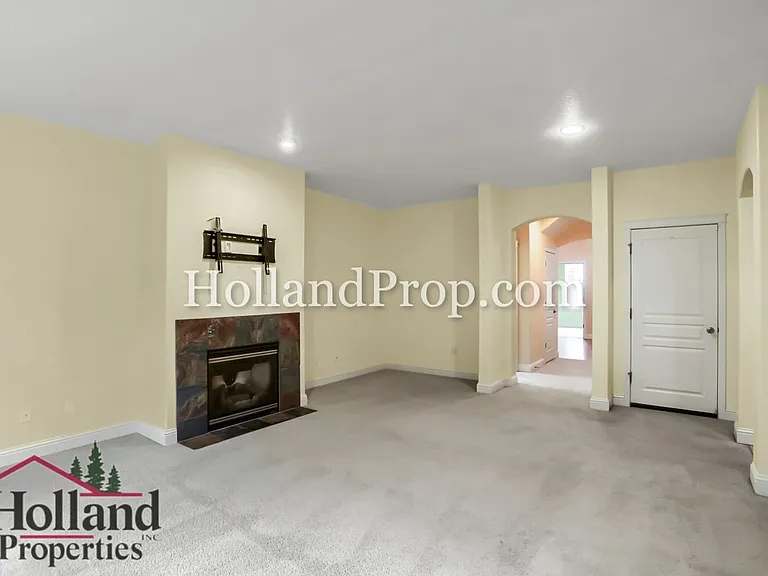 319 NW Wildwood St — Photo 7