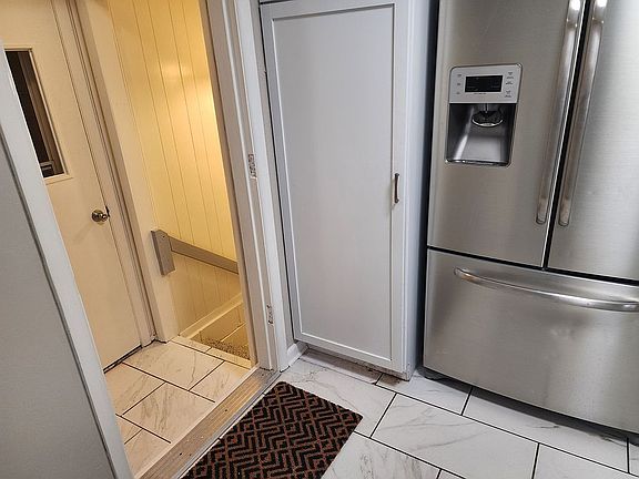 5th image of 907 W Clinton Ave