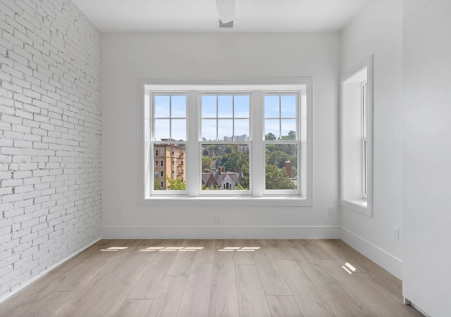 4 Bed 4 Bath - Brookline — Photo 4
