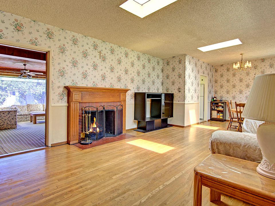 1st image of 2245 Hitchcock Dr