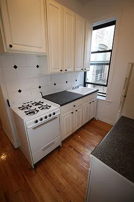 Rented by Slope Realty Co | media 4