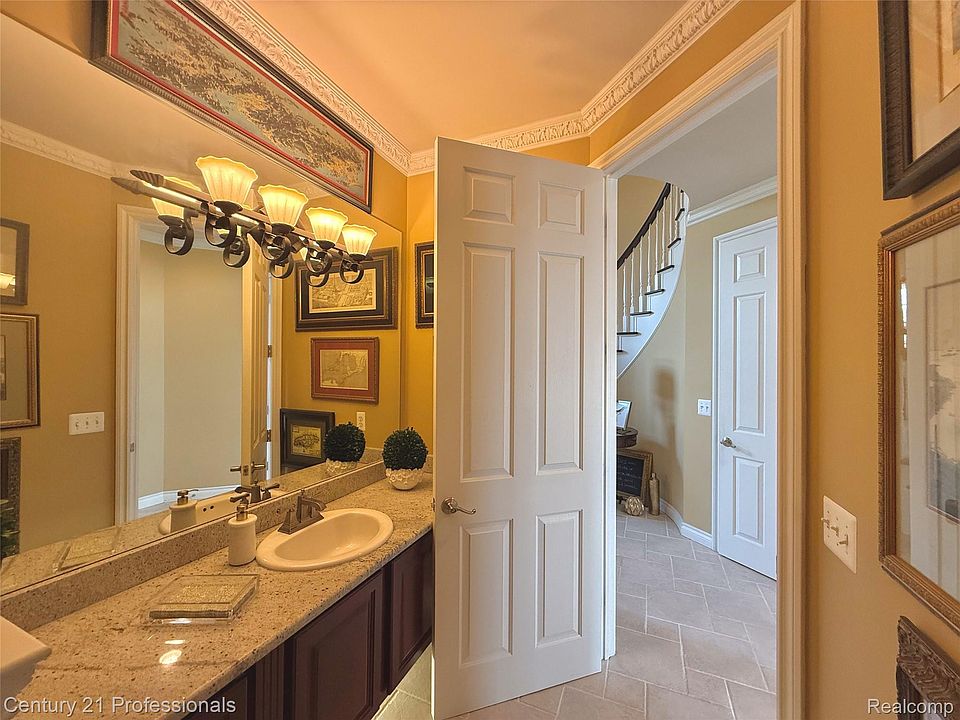916 Majestic, photo 13