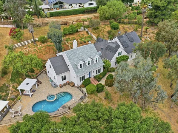 375 Woodland Hills Dr, Escondido, CA 92029