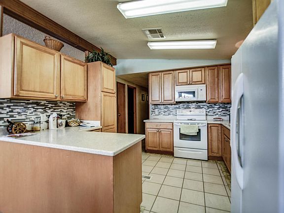 3rd image of 813 E Lancaster Cir