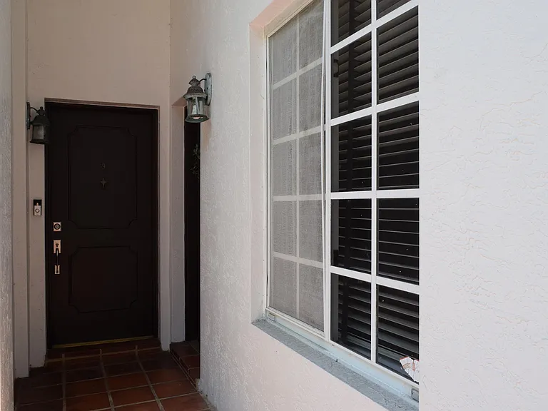 15 Madeira Ave #8 — Photo 4