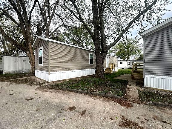 3rd image of 1713 Pella Ave #35