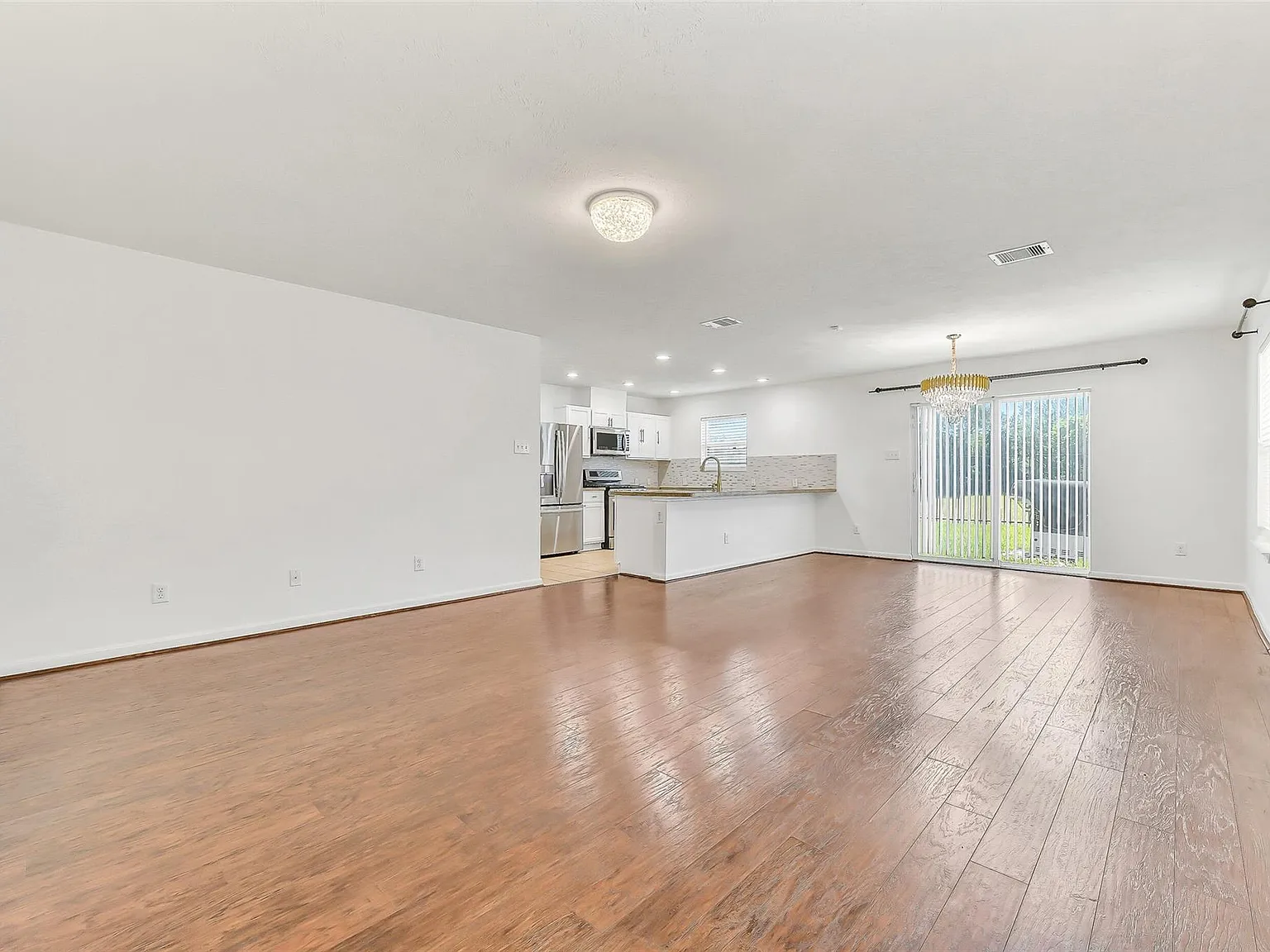 3 bed, 2.5 bath, 1695 sqft, $1,900 — Photo 3