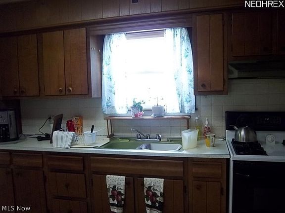 4th image of 627 Dickson St