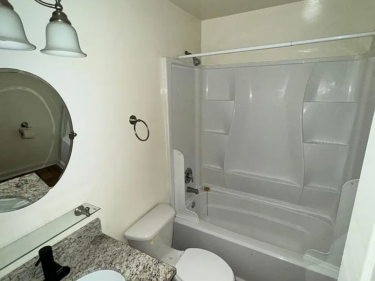 1009 W Graham Rd — Photo 13