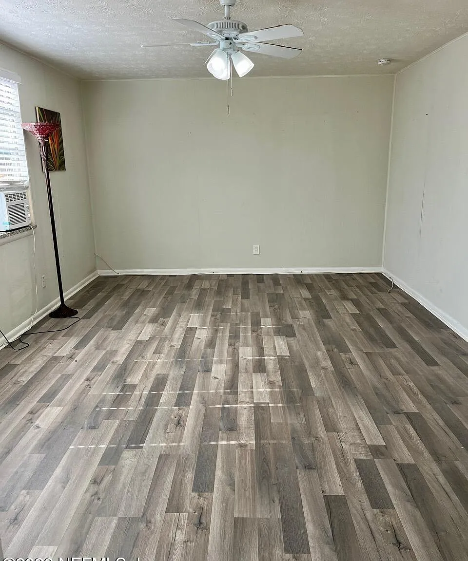 2 bed, 1.0 bath, 935 sqft, $1,300 — Photo 3