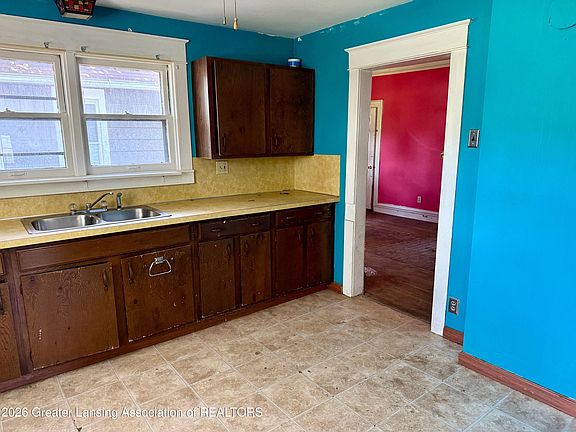2nd image of 806 Corunna Ave