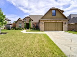 17 E 32nd St, Sand Springs, OK 74063