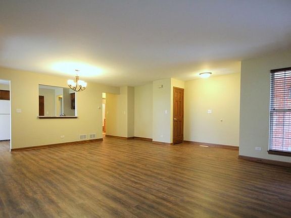 4th image of 924 Ann Arbor Ln