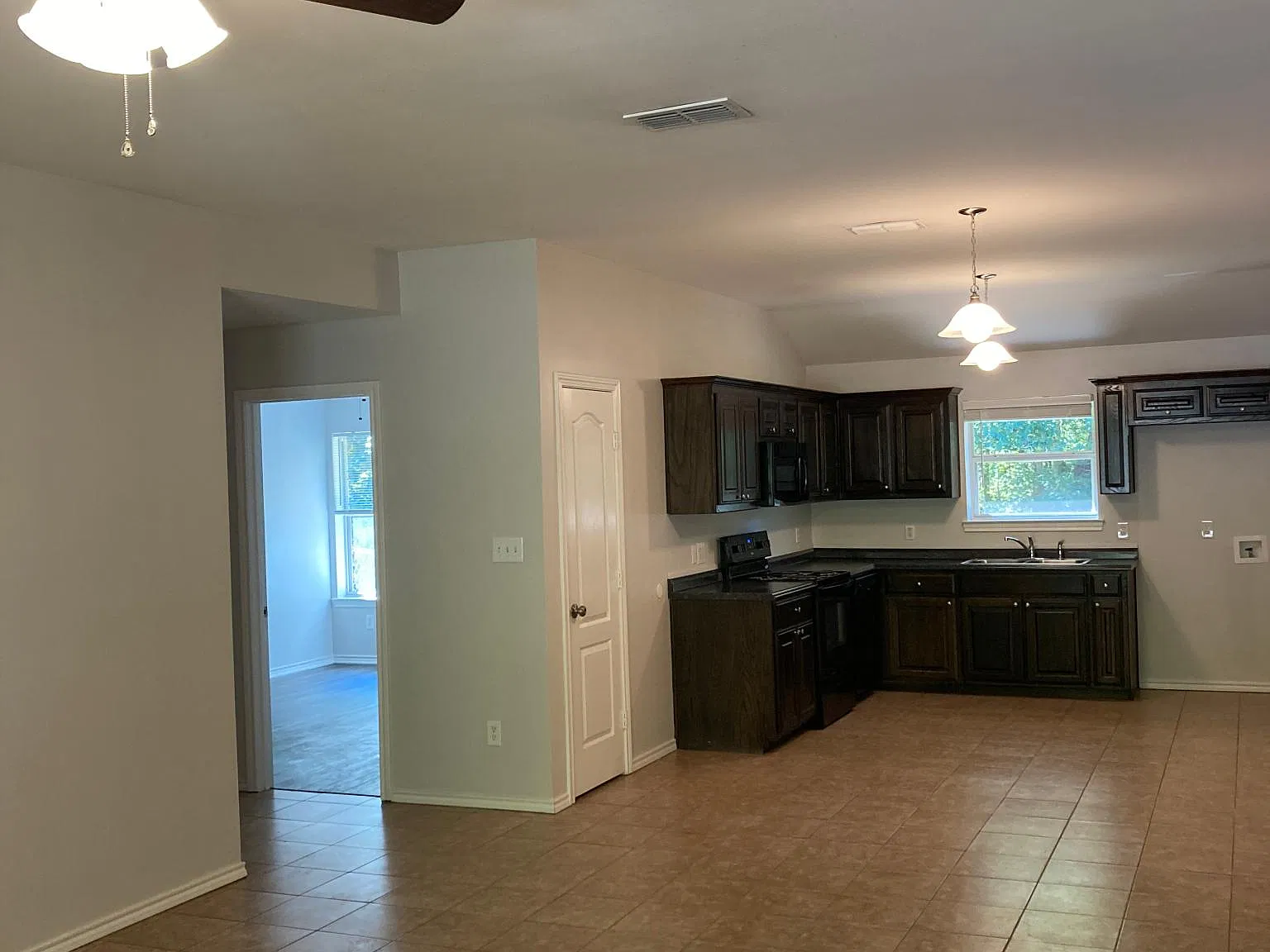 3 bed, 1200 sqft, $1,575 — Photo 4