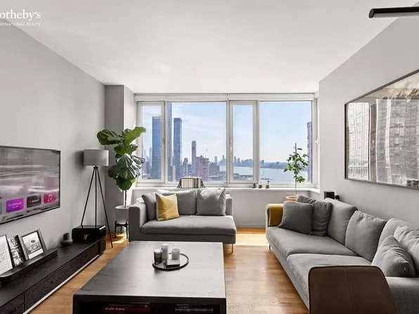 635 W 42nd St APT 32J, New York, NY 10036