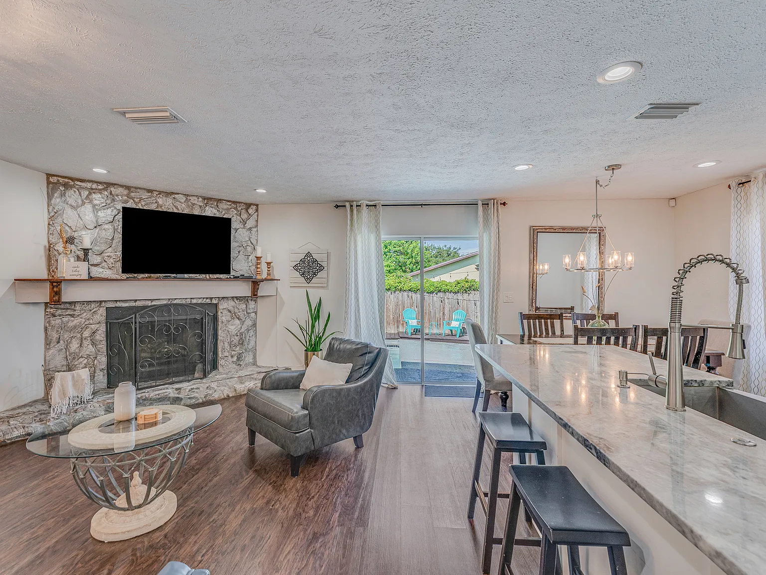 3 bed, 1349 sqft, $2,650 — Photo 3