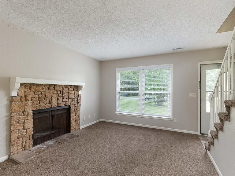 1401 La Chateau Dr — Photo 3