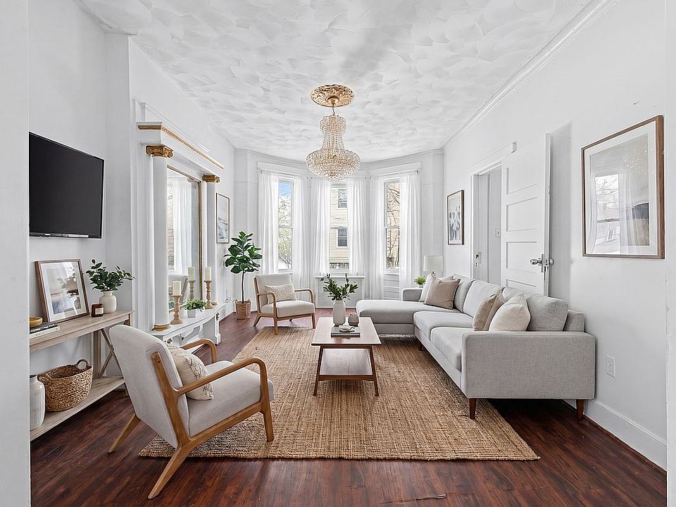 1st image of 60 Richmond St